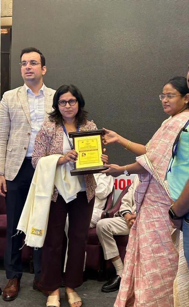Dr. Swarnlata receiving an award